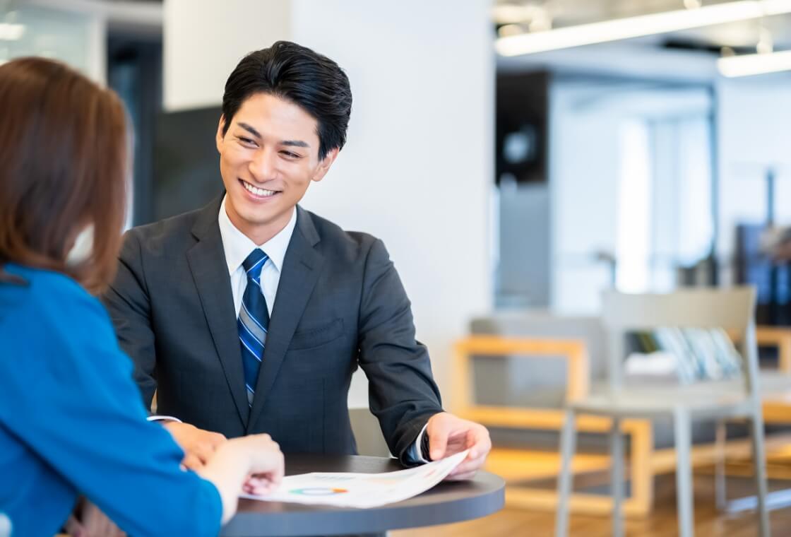 話を聞く社員
