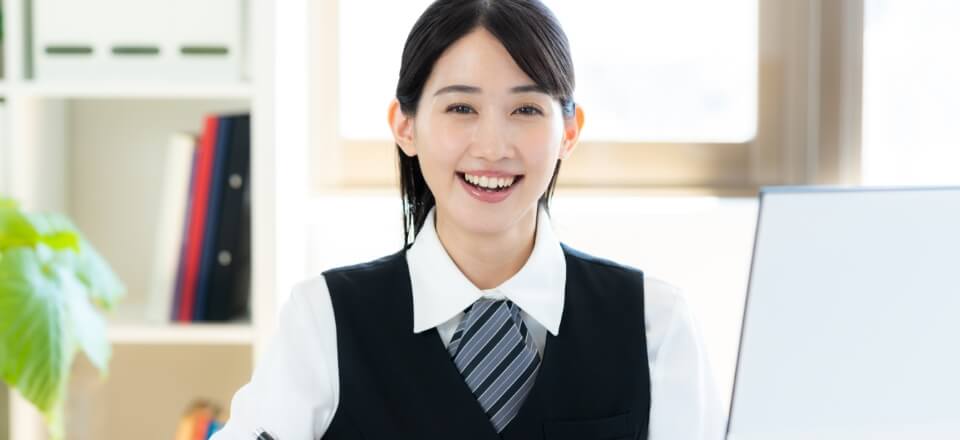 笑顔の女性社員
