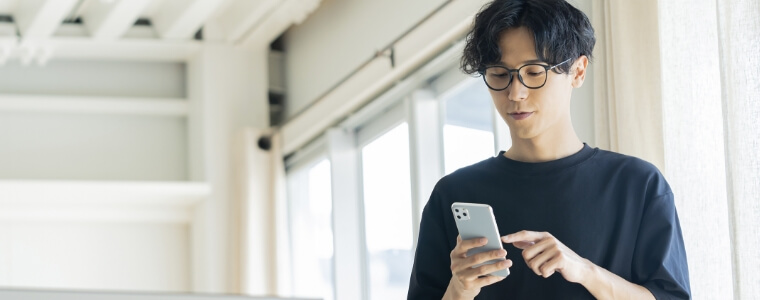 仕事を教わる女性社員
