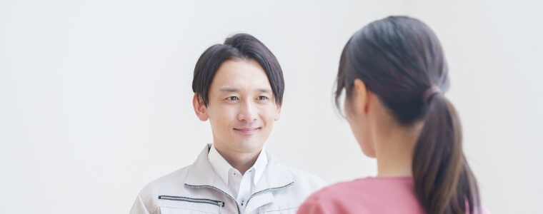 仕事を教わる女性社員