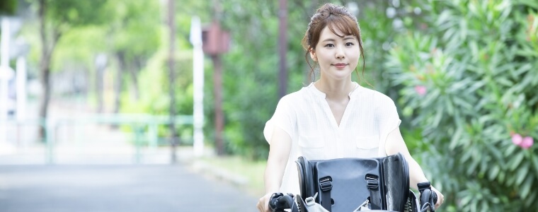 仕事を教わる女性社員