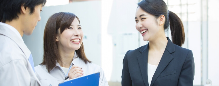 仕事を教わる女性社員