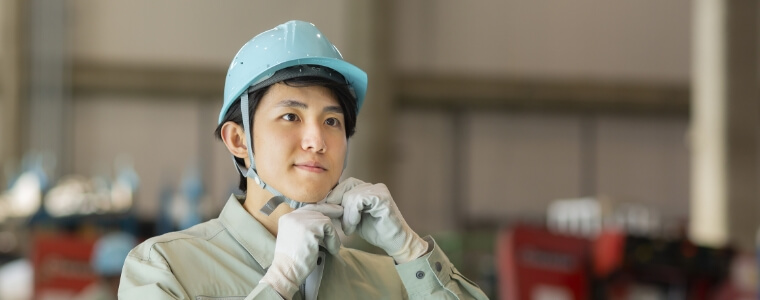 仕事を教わる女性社員