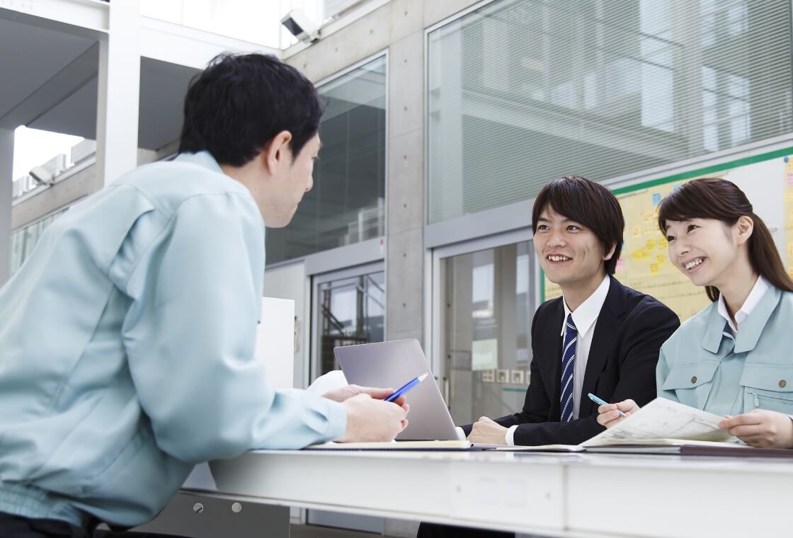会話する社員たち
