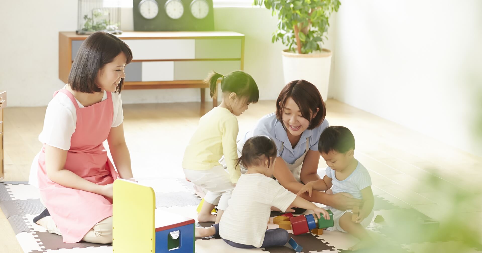 保育士と子供たち
