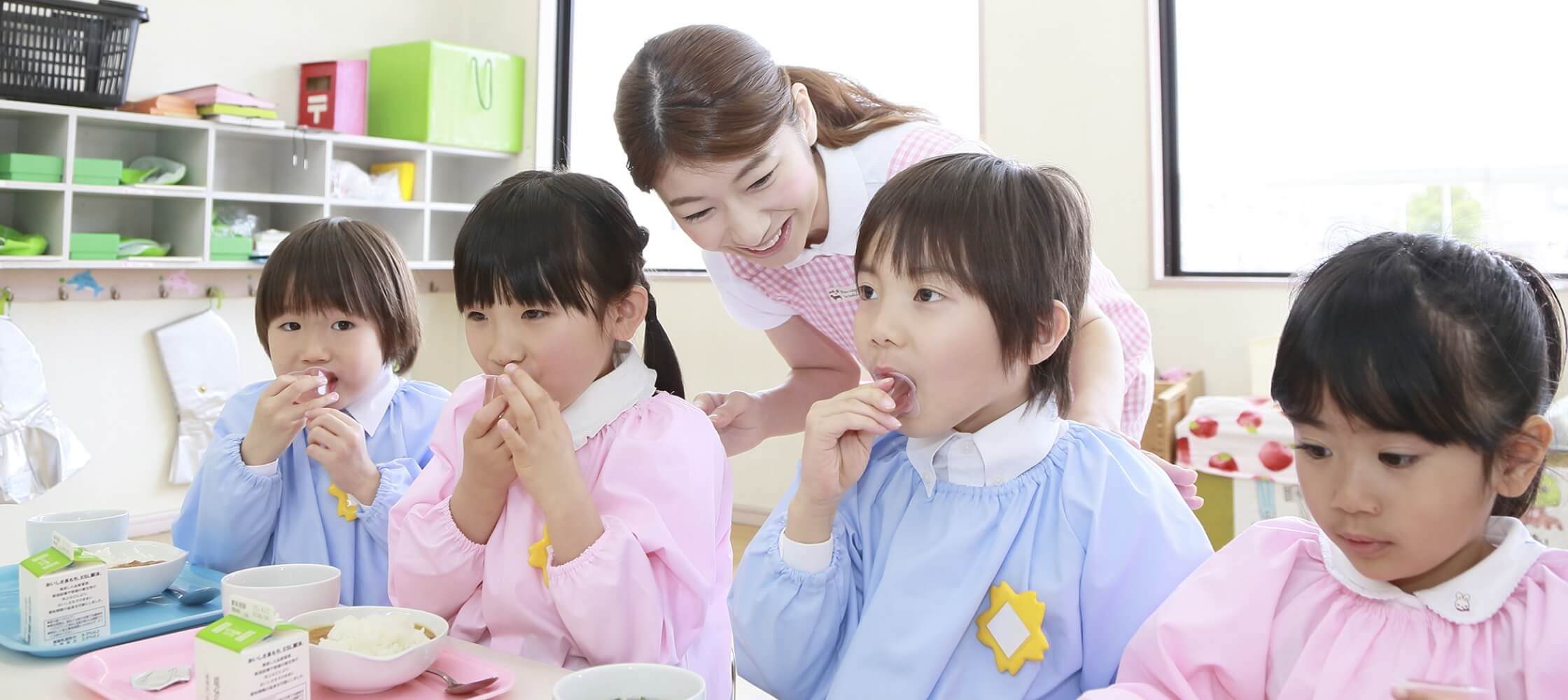 保育士と子供たち