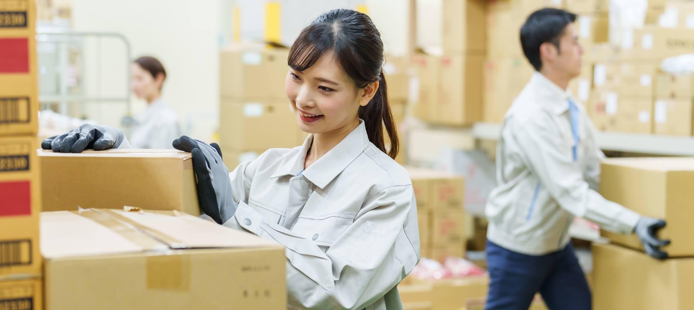 軽作業をする女性社員