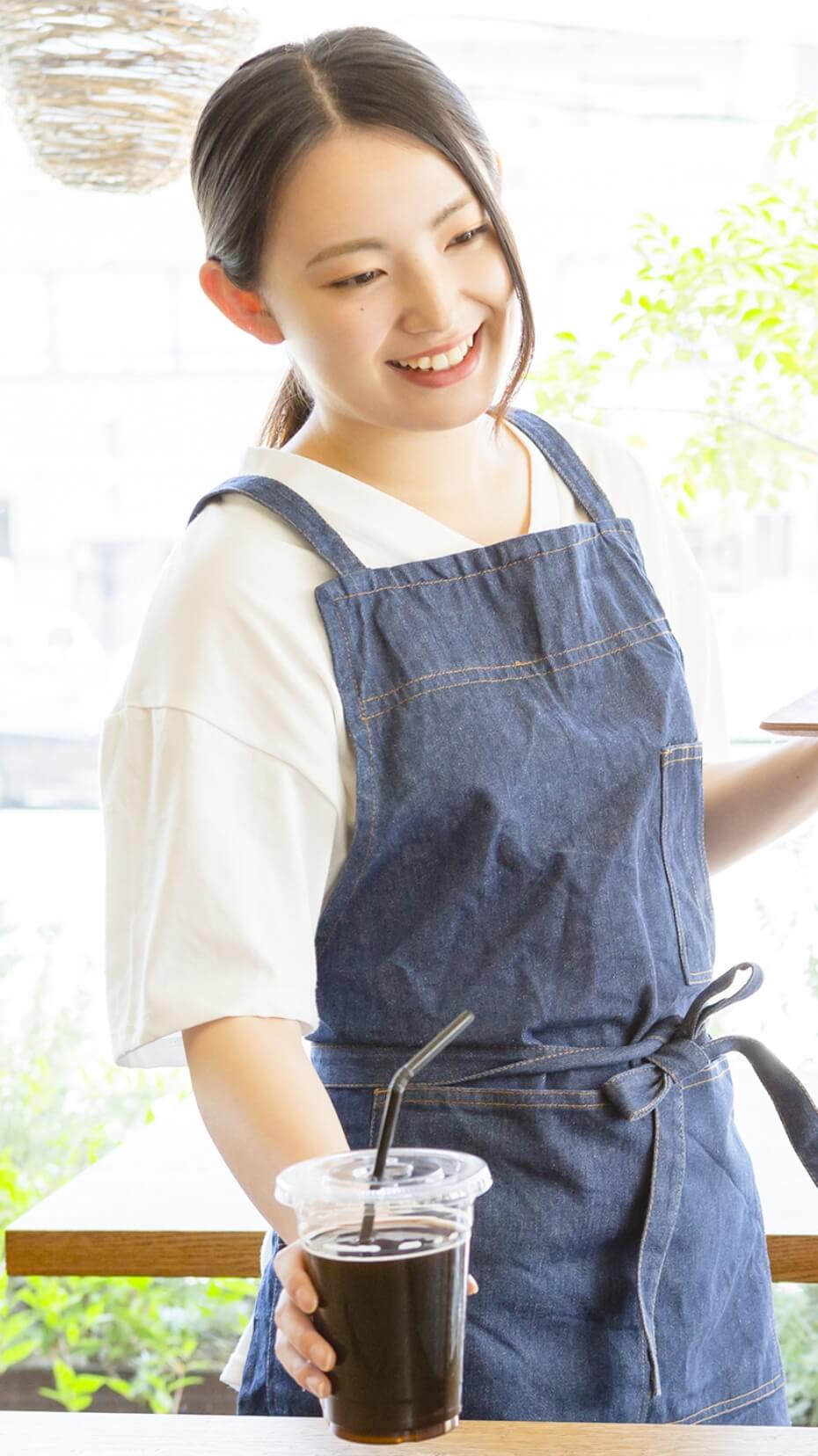サービス業で働く女性