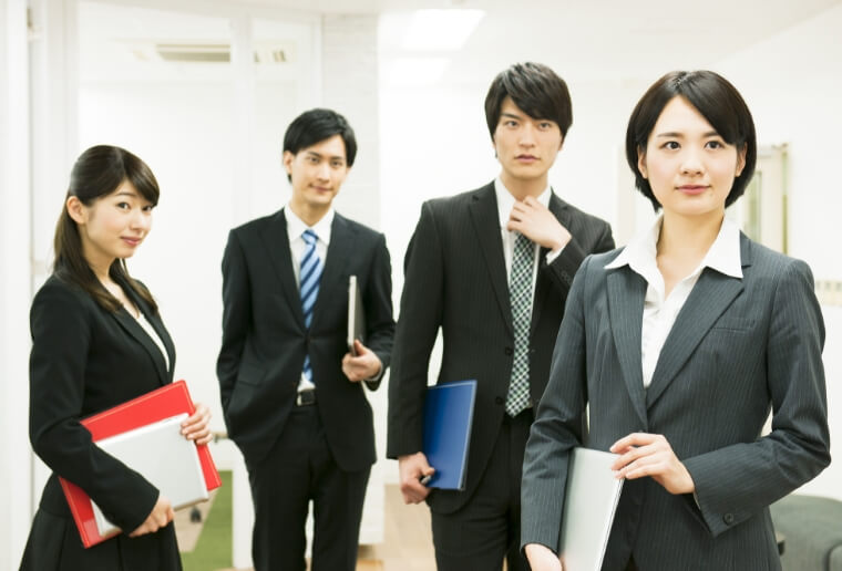 スーツ姿の男女