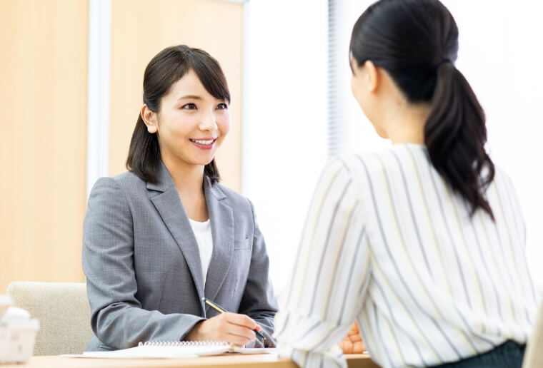 面談をする女性
