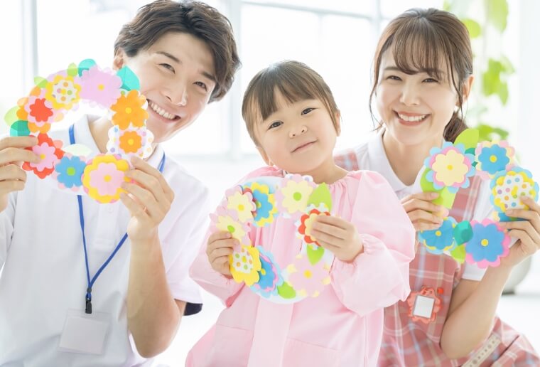 笑顔の保育士と子供