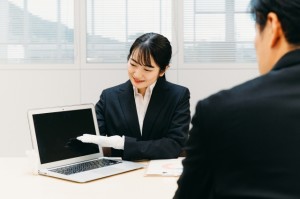 買取ショップで査定・買取／9時半から／年間休日120日