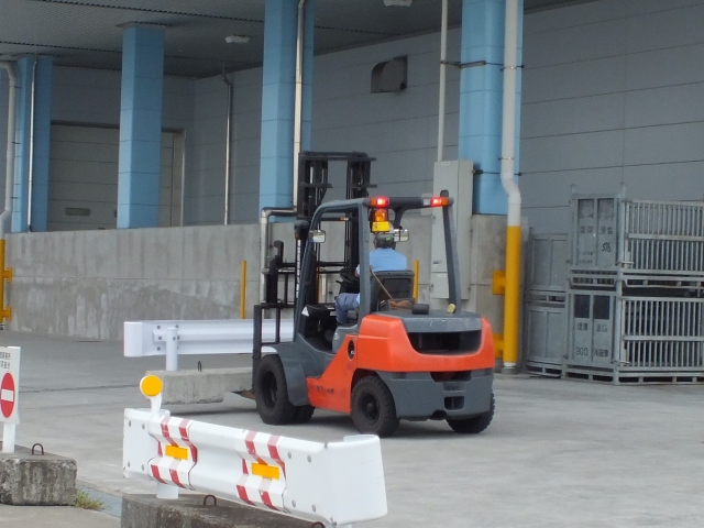 フォークリフトでの積み込み・出荷準備